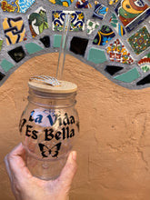 Load image into Gallery viewer, Skull La Vida es Bella Glass tumbler